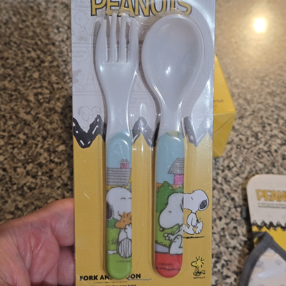 Peanuts: Bib, Pacifier & Flatware Set - Picture 7 of 9
